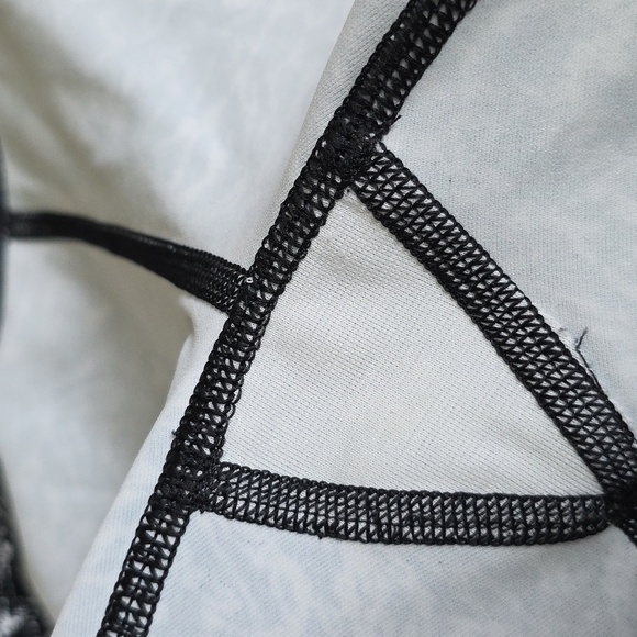 Lululemon Deep Breath Crop (21" ) Iced Wave White Black / Black Size 2 - Picture 15 of 15